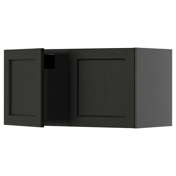 Zwart gebeitste keukenkast met afgeschuinde randen en houten design.