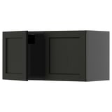 Zwart gebeitste keukenkast met afgeschuinde randen en houten design.