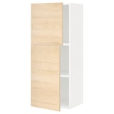 Licht hout en witte kast, twee deuren openen onthullende planken.