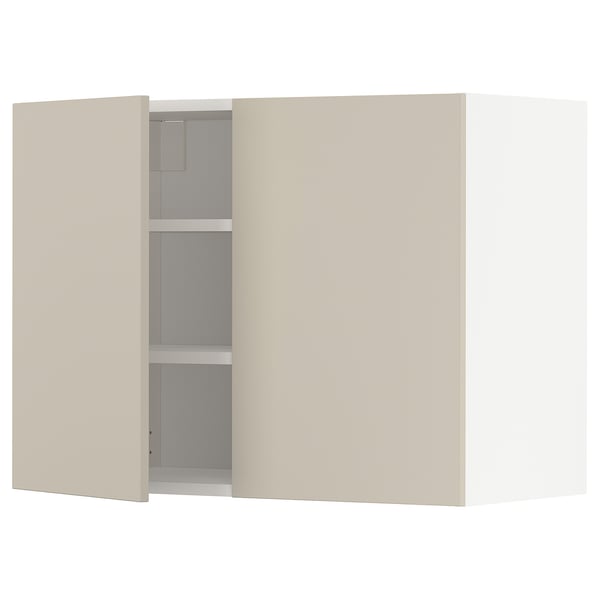 Een beige METOD keukenkast met twee deuren en een verstelbare plank. De kast is rechthoekig met vloeiende, strakke lijnen.