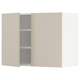 Een beige METOD keukenkast met twee deuren en een verstelbare plank. De kast is rechthoekig met vloeiende, strakke lijnen.