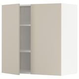 Beige METOD keukenkast, aan de muur gemonteerd, open deur met planken.