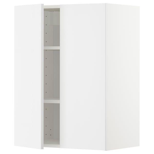 Een witte METOD keukenkast met hoogglans deuren en verstelbare legplanken.