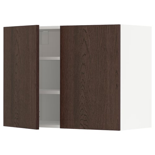Bruine keukenkast, minimalistisch, twee open deuren.