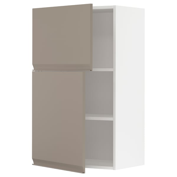Een moderne keukenkast in beige met een strak design, voorzien van verstelbare planken en geïntegreerde handgrepen.