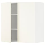 METOD witte keukenkast, rechthoekig, modern design met een open deur met planken.