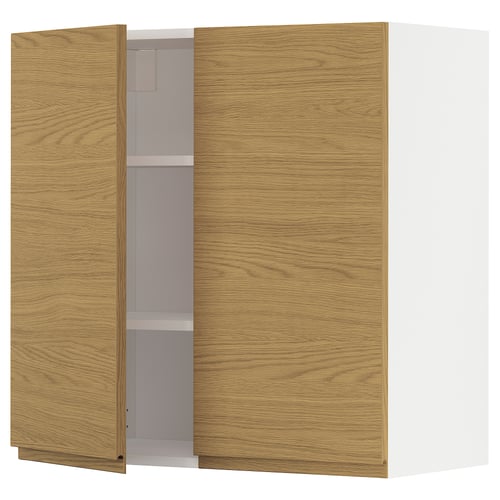 Een METOD keukenkast met eikenkleurige deuren en minimalistisch design.
