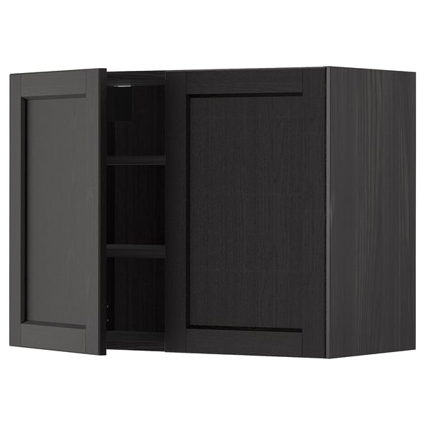Zwart gebeitste houten keukenkasten, twee deuren, waarvan één open met planken.