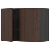 Donkerbruine houten keukenkast met twee open deuren, waardoor binnenplanken zichtbaar zijn.