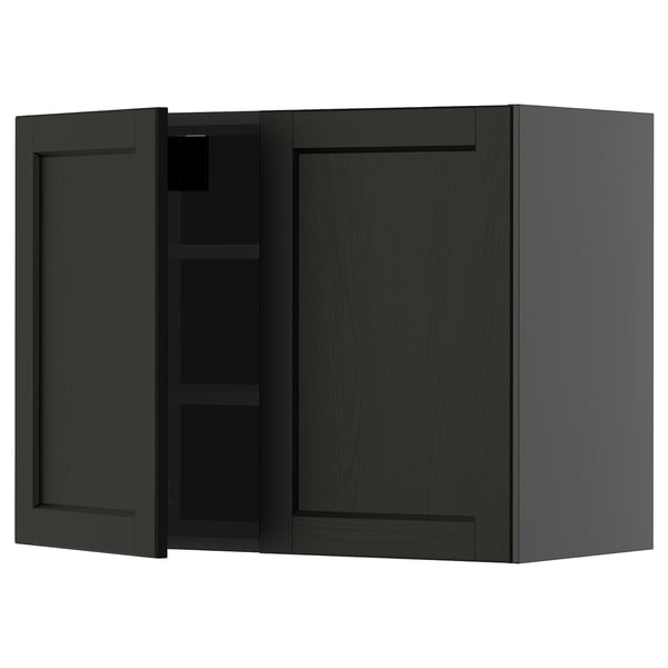 Een open zwarte houten kast met een plank erin. Onderdeel van het METOD keukensysteem.