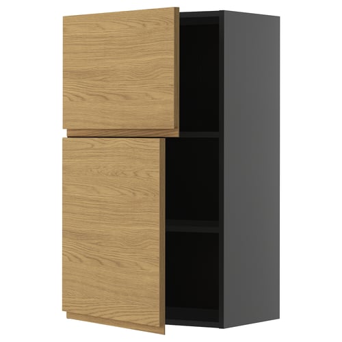 Moderne keukenkast met eikenhouten deuren en zwarte behuizing, vierkante vorm.
