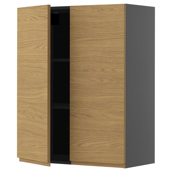 Minimalistische METOD keukenkast met voxtorp fronten in eikenlook en geïntegreerde handgrepen, met naturel houten binnenplank.