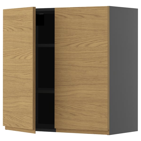 Houten en grijze keukenkast met één open deur, minimalistisch design.