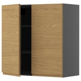 Houten en grijze keukenkast met één open deur, minimalistisch design.