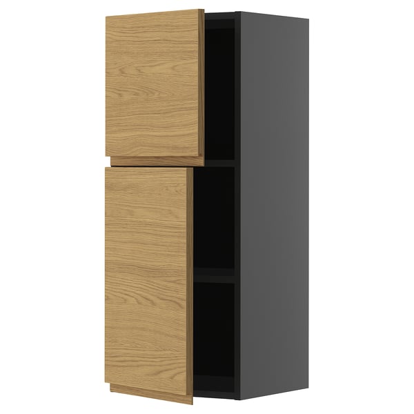 Moderne keukenkast in grijs met eikenhouten deuren, rechthoekig, minimalistisch design.