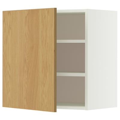 Een METOD wandkast. Het heeft een licht eiken deur en een wit frame met twee planken erin. De kast is rechthoekig met een modern design.