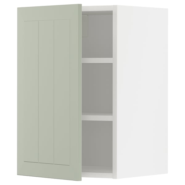 Een groene METOD keukenkast met een deur in shaker-stijl en verstelbare planken.