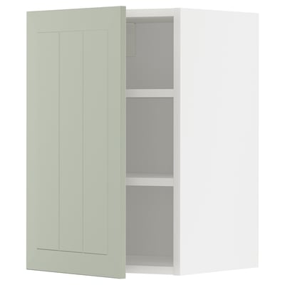 Een groene METOD keukenkast met een deur in shaker-stijl en verstelbare planken.