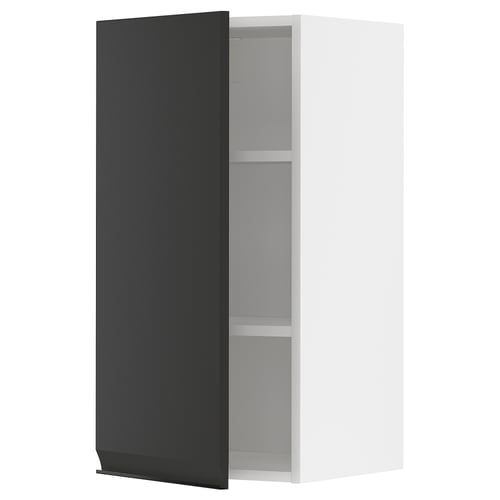 Moderne zwart-witte wandkast met een slank, rechthoekig ontwerp en een strakke, greeploze deur.