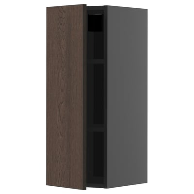 Moderne donkerhouten keukenkast met mouwdeur en planken.