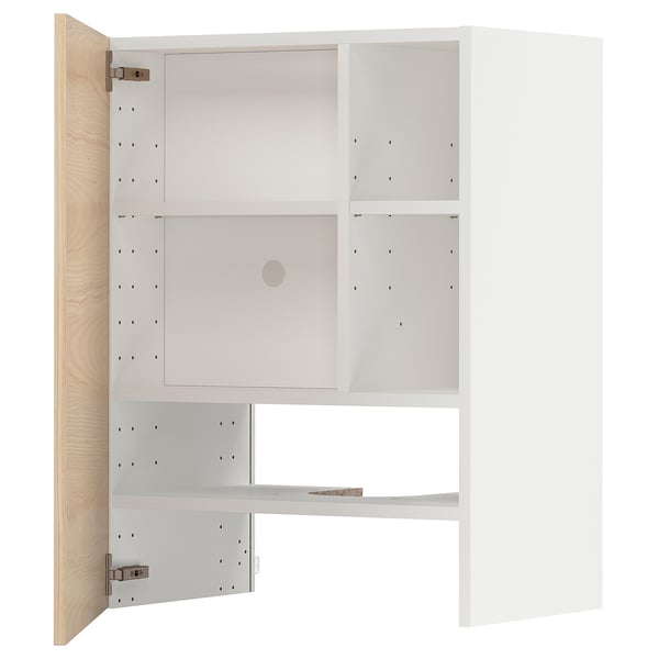 Een witte METOD keukenkast met een verstelbare plank en houten deur.