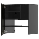 Zwarte keukenkast met twee open deuren die planken onthullen. Modern design, metalen scharnieren, verstelbare planken en een stevig frame.