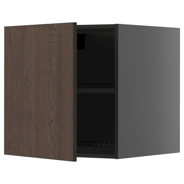 Deze afbeelding toont een donkerbruine houten kast met een enkele deur open, waardoor er twee planken in zichtbaar zijn.