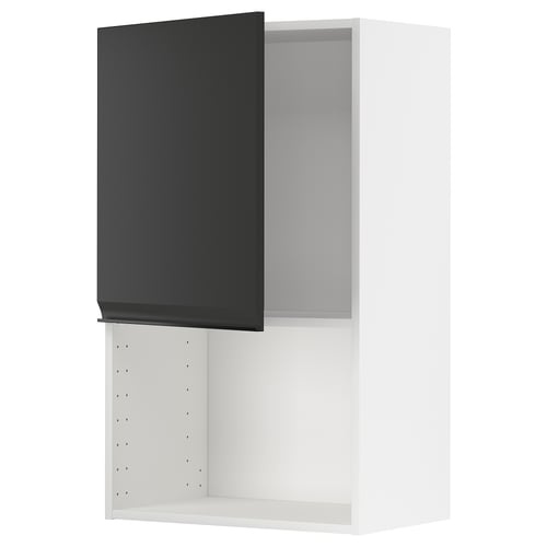 Een moderne, witte ikea METOD wandkast met een zwarte deur, ontworpen voor opslag in de keuken.