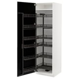 Een open witte METOD keukenkast met zwarte uittrekbare planken. Het heeft meerdere lagen voor opslag en een georganiseerd ontwerp.
