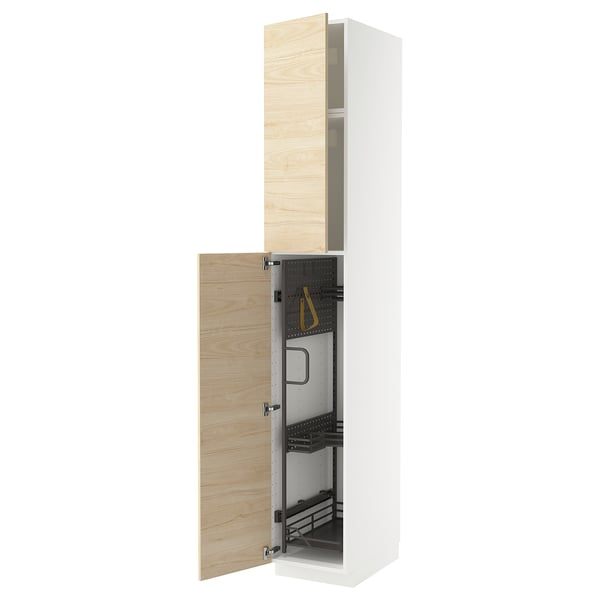 METOD keukenkast met licht essenhouten deur, stalen scharnieren en uittrekbare organizers.