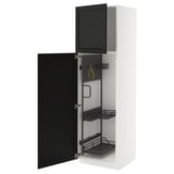 Een witte METOD kast met zwarte deuren en planken, voorzien van een hangende organizer.