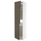 Hoge keukenkast, donkerbruin, wit, strak design, twee open deuren die planken blootleggen.
