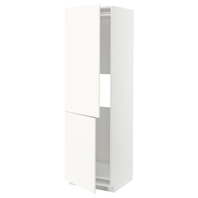 Een witte METOD keukenkast met verstelbare planken en omkeerbare deur.