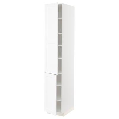 Een witte METOD hoge kast met verstelbare legplanken. Strak, minimalistisch ontwerp geschikt voor moderne keukens.