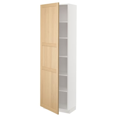 Een witte METOD hoge keukenkast met lichthouten deuren, met verstelbare planken en een eenvoudig, modern design.