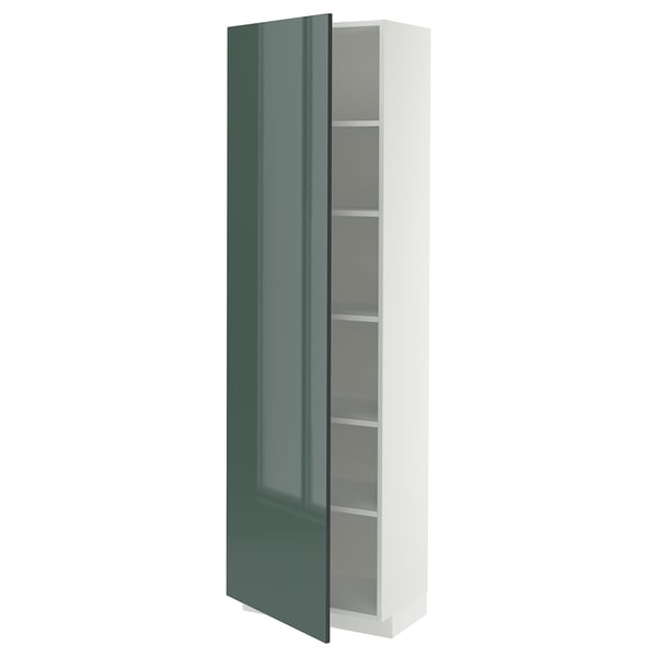 Een hoge witte kast met een hoogglans groene deur die open staat, waardoor verstelbare planken aan de binnenkant zichtbaar zijn.