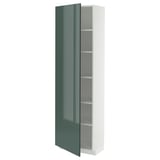 Een hoge witte kast met een hoogglans groene deur die open staat, waardoor verstelbare planken aan de binnenkant zichtbaar zijn.