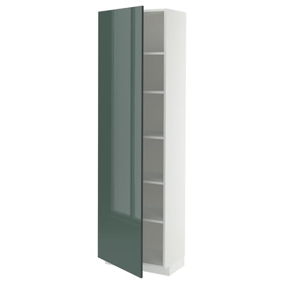 Een hoge witte kast met een hoogglans groene deur die open staat, waardoor verstelbare planken aan de binnenkant zichtbaar zijn.