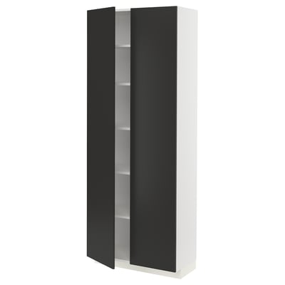 Een hoge, witte ikea METOD keukenkast met zwarte, matte deuren. Het heeft vier planken aan de binnenkant, verstelbare scharnieren en een minimalistisch ontwerp.