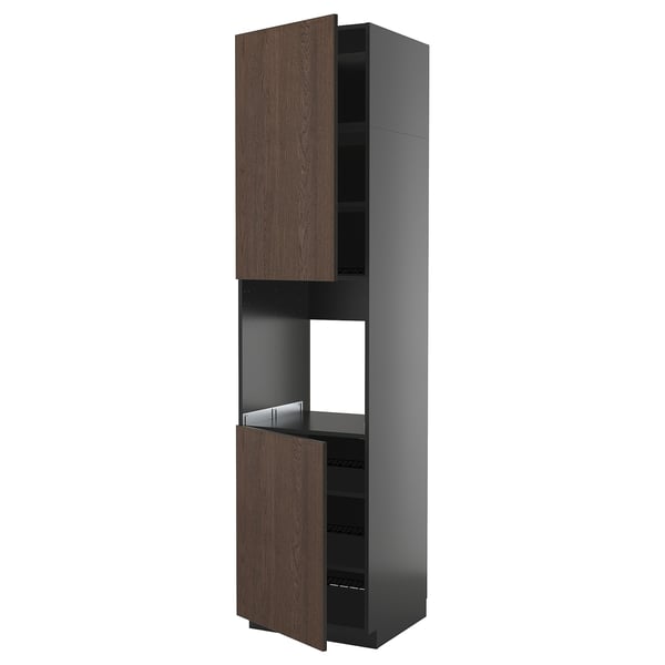 Modern hoog keukenblok met donkerhouten deuren en planken.