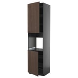 Modern hoog keukenblok met donkerhouten deuren en planken.
