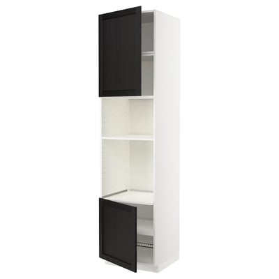 Een witte METOD keukenkast met zwart gebeitste houten deuren en een verstelbare plank.