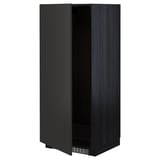 Moderne zwarte keukenkast met geopende deur, interieur en ventilatierooster aan de onderkant.