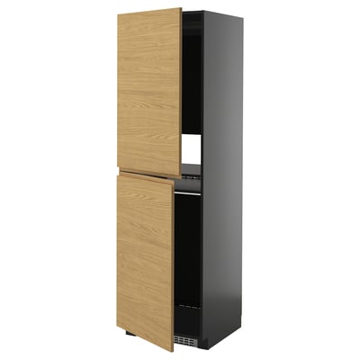 Moderne hoge grijze kast met eikenhouten deuren; minimalistisch ontwerp.