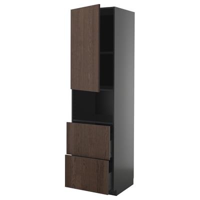 Modern keukenblok, donkerbruine METOD kast met lades. Lang, strak design, houten afwerking, hoge planken.