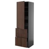 Modern hoog keukenblok met donkerbruin houtnerfeffect en strak design met planken en lades.