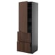 Modern hoog keukenblok met donkerbruin houtnerfeffect en strak design met planken en lades.
