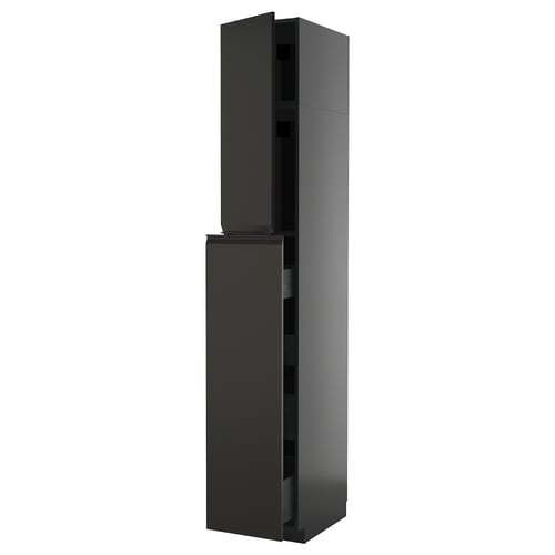 Deze afbeelding toont een hoge, strakke zwarte METOD keukenkast met een moderne matte afwerking en geïntegreerde handgrepen, onderdeel van het ikea keukensysteem.