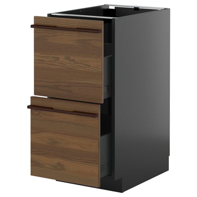 Moderne donkergrijze METOD keukenkast met houten laden en handgrepen.