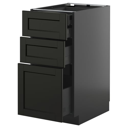 Moderne zwarte keukenkast met drie open lades, strak design, metalen handgrepen.